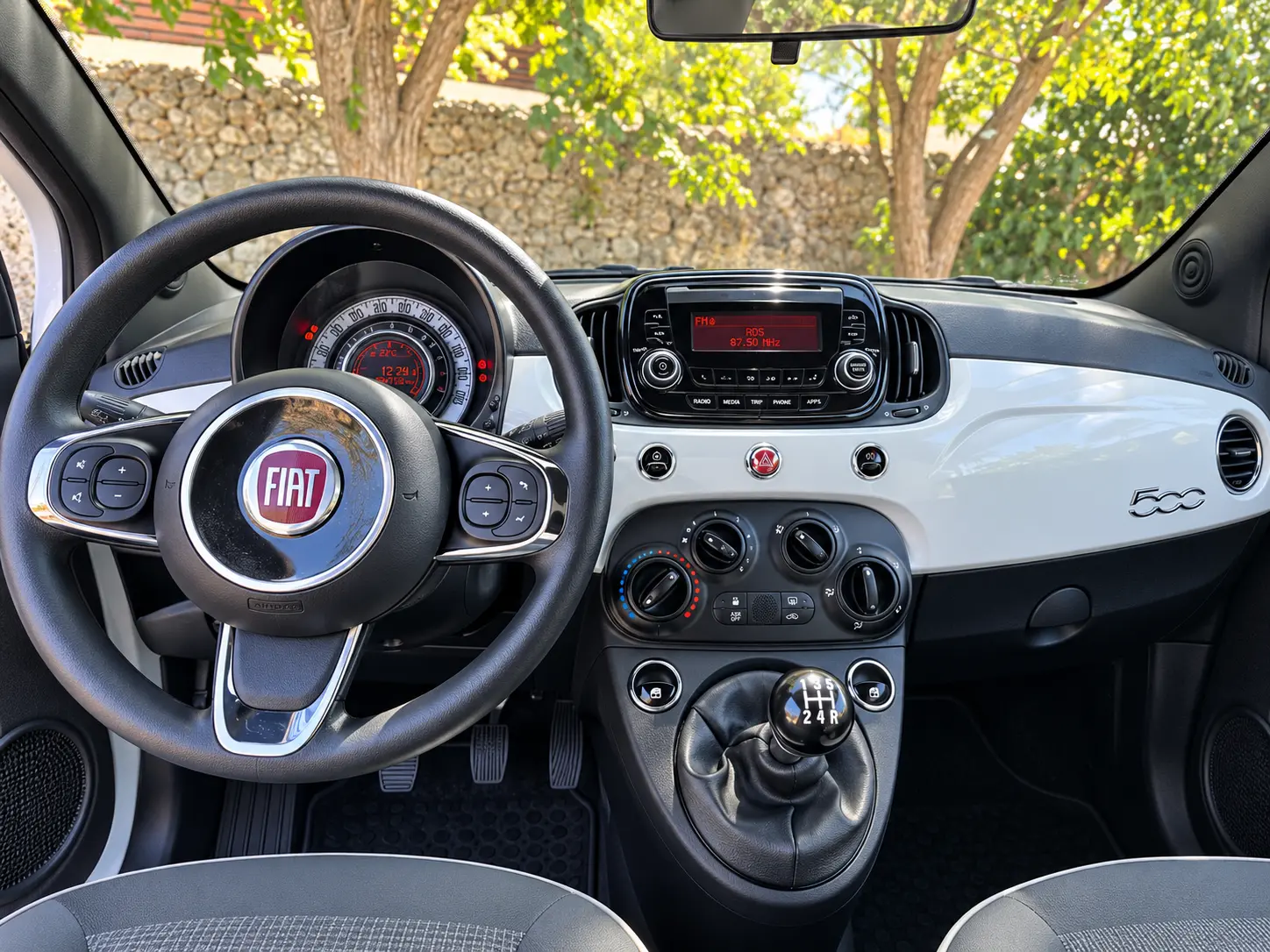 Fiat 500 interior and dashboard